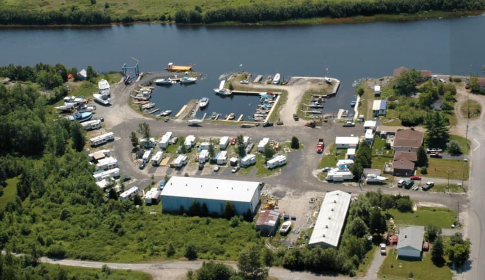 Almenara En El Rio Marina & Campground