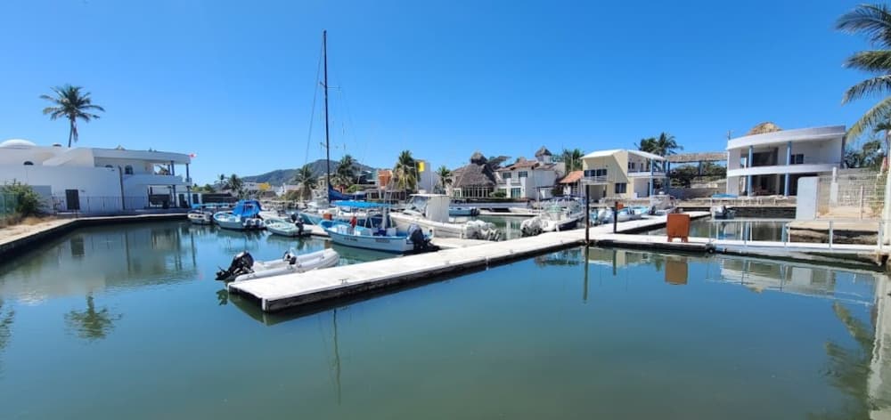 Cabo Blanco Marina y Hotel