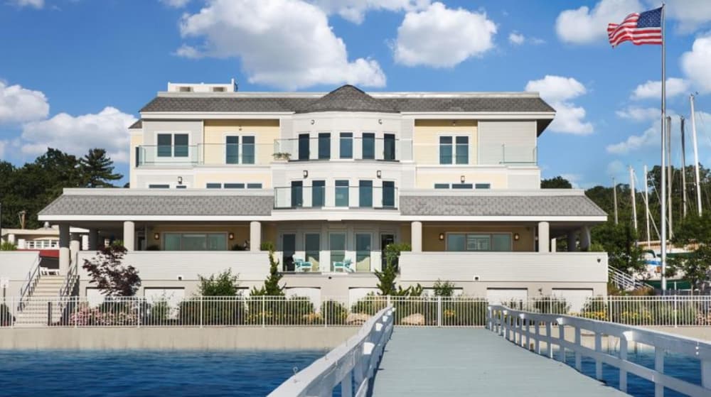  Fathoms Hotel & Marina