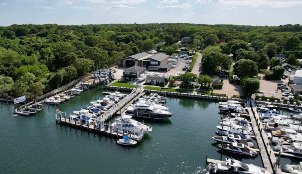 Modern Yachts Hampton Bays